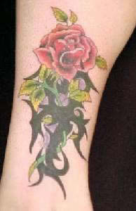 Rote Rose Tattoo mit Ranken
