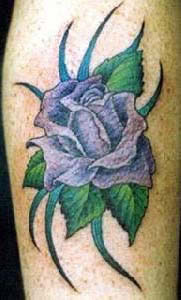 Tattoo violette Rose mit grün