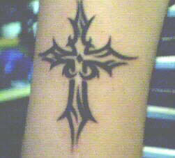Stilisiertes Kreuz Tattoo