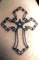 Kreuz mit Pentagramm Tätowierung